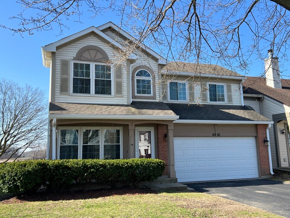 4360 Larkspur Ln in Lake In The Hills, IL - Building Photo