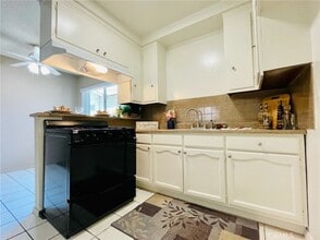 12437 Harris Ave, Unit K in Lynwood, CA - Foto de edificio - Building Photo