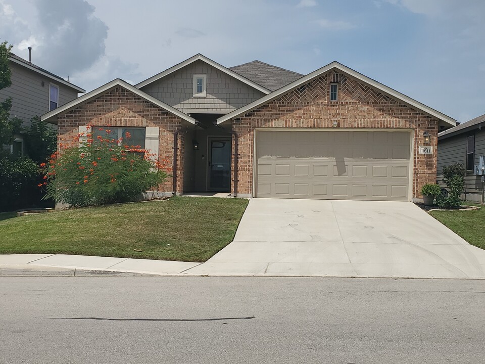 10311 Rosalina Loop in Converse, TX - Building Photo