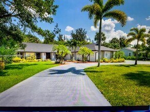 13353 Doubletree Cir in Wellington, FL - Building Photo - Building Photo