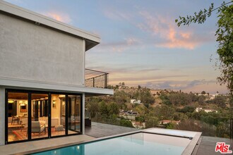 2608 Carman Crest Dr in Los Angeles, CA - Building Photo - Building Photo