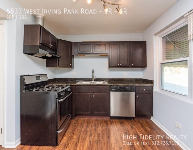 5833 W Irving Park Rd, Unit 1R in Chicago, IL - Building Photo - Building Photo