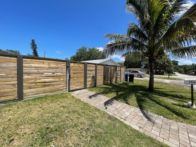 1564 SW 28th Terrace in Fort Lauderdale, FL - Building Photo - Building Photo