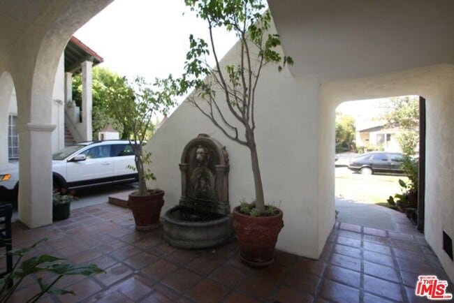 1114 S Clark Dr in Los Angeles, CA - Building Photo - Building Photo