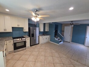 9010 Linda Vista Rd in Houston, TX - Foto de edificio - Building Photo