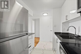 7555 Goreway Dr in Mississauga, ON - Building Photo - Building Photo