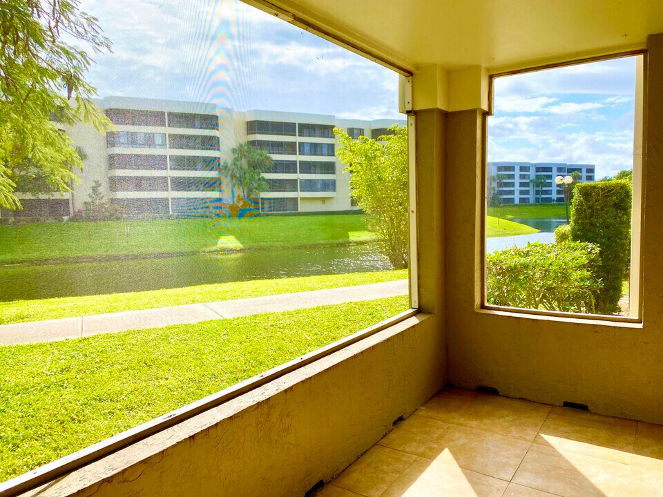 1745 Palm Cove Blvd in Delray Beach, FL - Foto de edificio