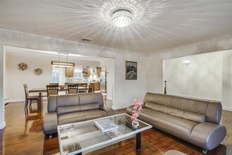 1041 Glen Cove Ave in Roslyn, NY - Building Photo - Building Photo