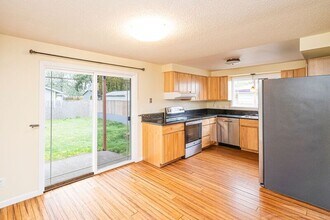 7415 SE Center St in Portland, OR - Building Photo - Building Photo