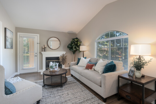 Hillcrest View in Antioch, CA - Building Photo - Interior Photo