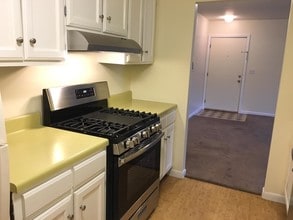 1145 Hartford Ave, Unit 2c in Johnston, RI - Building Photo - Building Photo