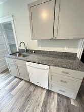 593 Heath St, Unit 1 in Chestnut Hill, MA - Foto de edificio - Building Photo