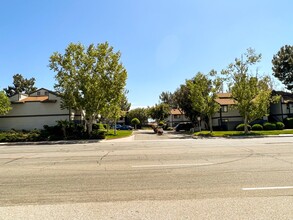 Dove Ridge Apartments in Riverside, CA - Foto de edificio - Building Photo