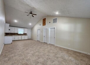 1301 W 14th St in Caldwell, TX - Foto de edificio - Building Photo