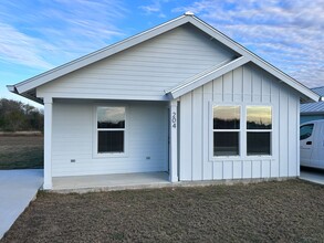 204 County Rd 485 in Castroville, TX - Building Photo - Building Photo