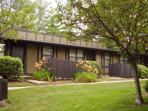 Cedarwood Apartments in Cincinnati, OH - Building Photo - Building Photo