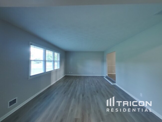 806 Leisure Ln in Greenwood, IN - Building Photo - Building Photo