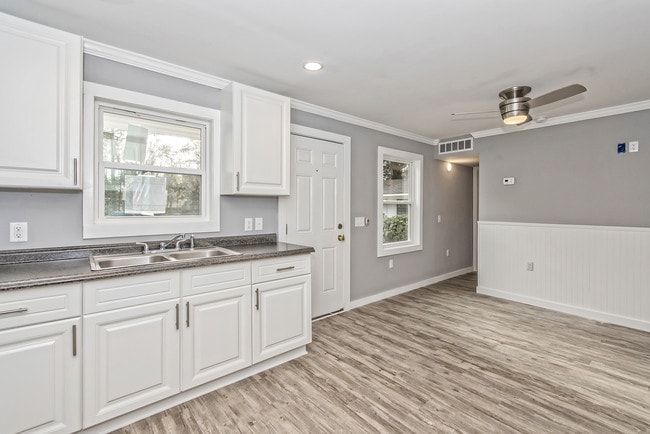 1102 N Hillside Dr in Charleston, SC - Building Photo - Building Photo