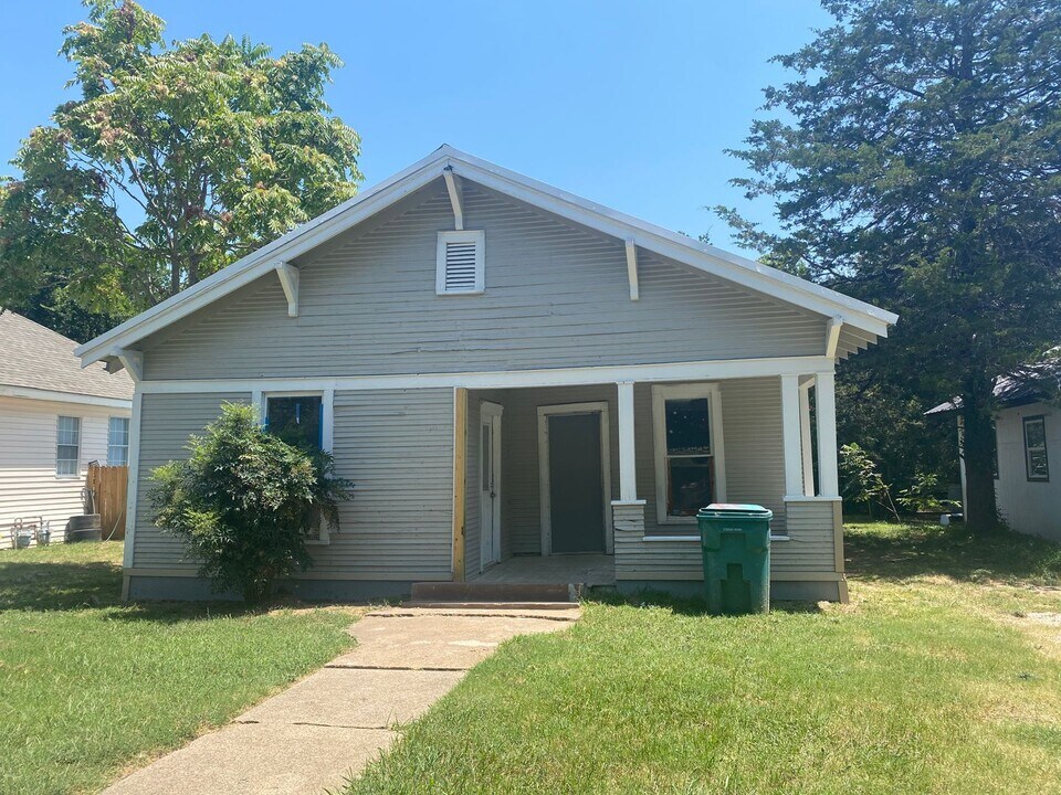 815 S Hazelwood St in Sherman, TX - Foto de edificio
