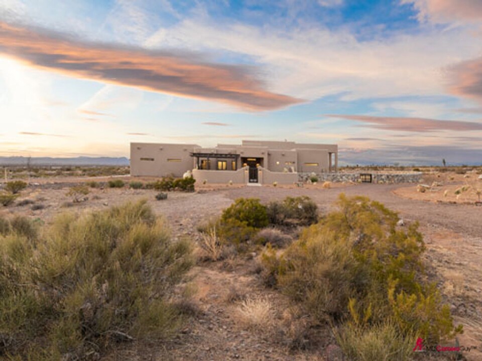 5008 Rock House Rd in Las Cruces, NM - Foto de edificio