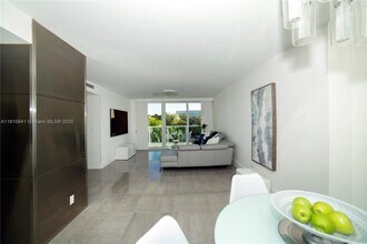 100 Bayview Dr in Sunny Isles Beach, FL - Building Photo - Building Photo