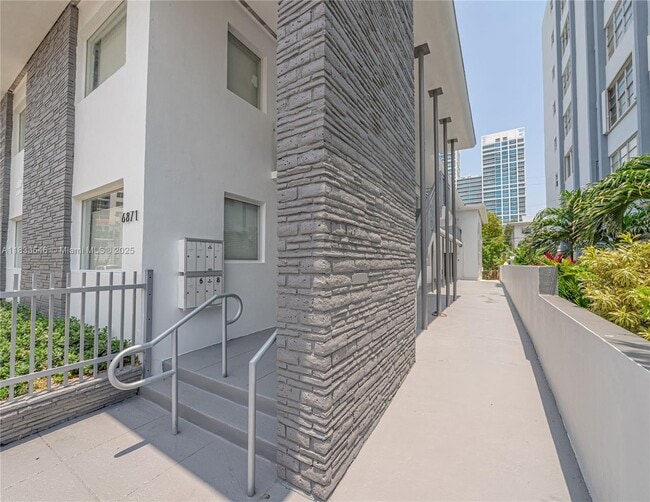 6871 Abbott Ave in Miami Beach, FL - Building Photo - Building Photo