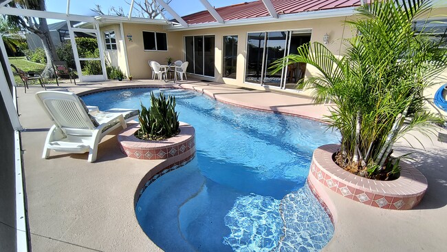 910 Juno Dr in Punta Gorda, FL - Foto de edificio - Building Photo