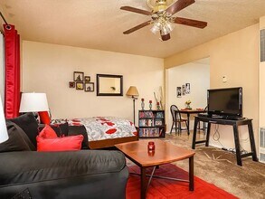 6570 W Ave L12 in Lancaster, CA - Foto de edificio - Building Photo