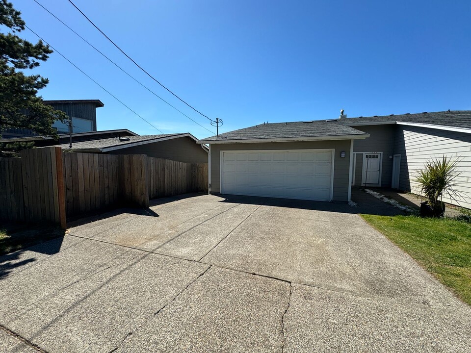 1023-1027 NW Lake St in Newport, OR - Building Photo