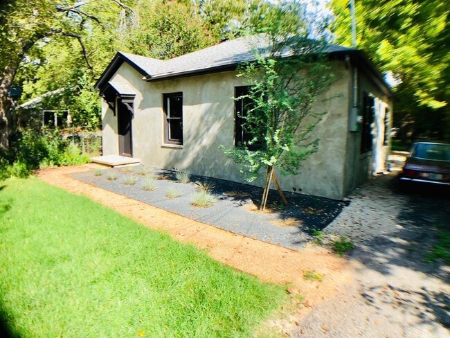 property at 1121 1/2 Gunter St