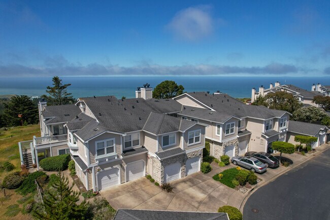 1 - 156 Outlook Cir in Pacifica, CA - Foto de edificio - Building Photo