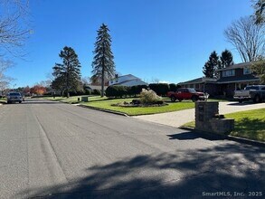 24 Colonial Dr in Waterford, CT - Building Photo - Building Photo