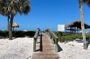 1300 Gulf Shore Blvd N in Naples, FL - Building Photo