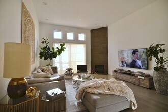 5703 Laurel Canyon Blvd in Los Angeles, CA - Building Photo - Building Photo