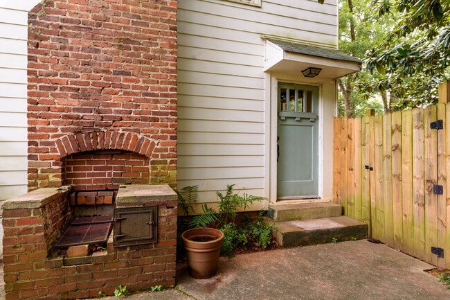 1070 Eden Ave SE, Unit Magnolia Cottage in Atlanta, GA - Building Photo - Building Photo