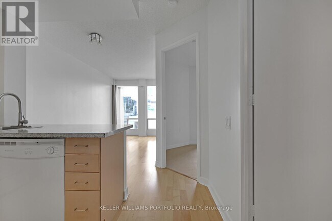 85 Bloor St E in Toronto, ON - Building Photo - Building Photo