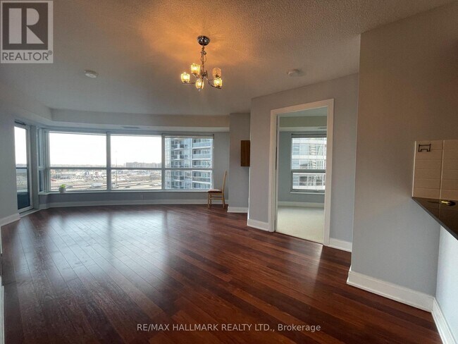 135 Village Green Square in Toronto, ON - Building Photo - Building Photo