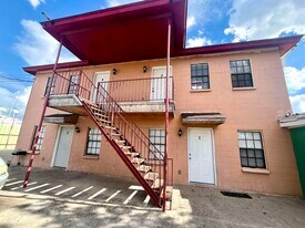 4211 Santa Isabel Ave in Laredo, TX - Building Photo