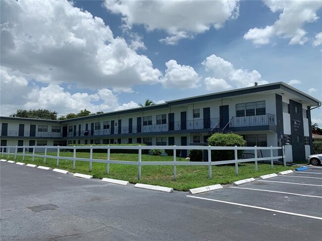 2300 Pierce St in Hollywood, FL - Building Photo - Building Photo