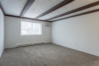 Walnut in Geneva, OH - Foto de edificio - Interior Photo