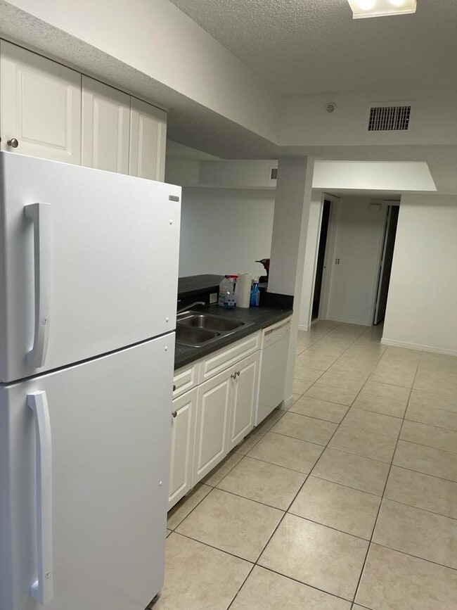 9640 NW 2nd St, Unit 208 in Pembroke Pines, FL - Building Photo - Building Photo