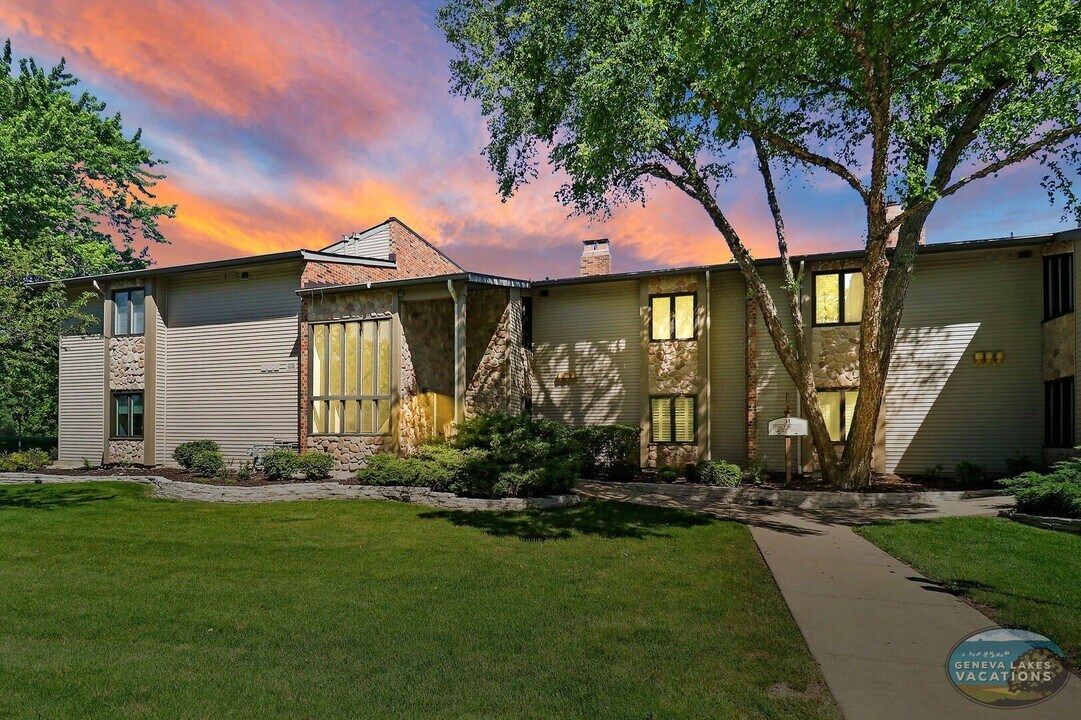 31 Abbey Villa Cir in Fontana-on-Geneva Lake, WI - Building Photo