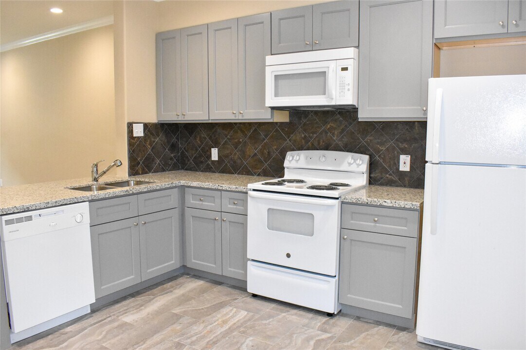 4706 18th St in Bacliff, TX - Foto de edificio
