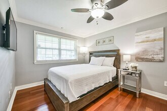 9712 Long Branch Ln in Houston, TX - Foto de edificio - Building Photo