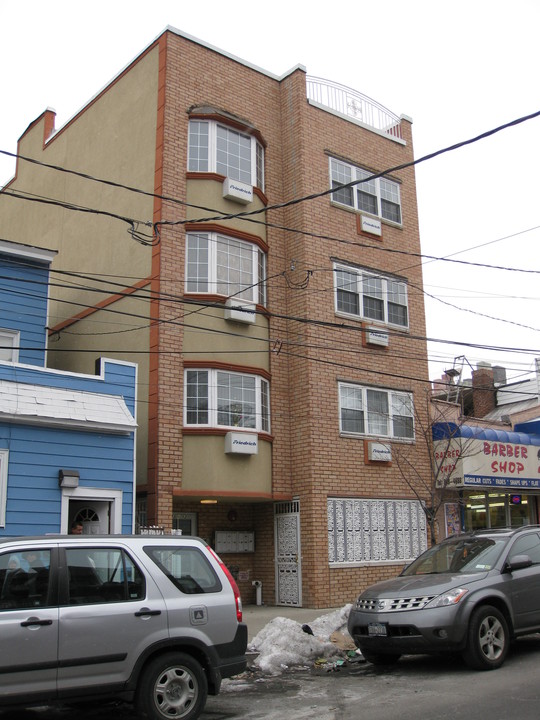 43-12 104th St in Flushing, NY - Building Photo