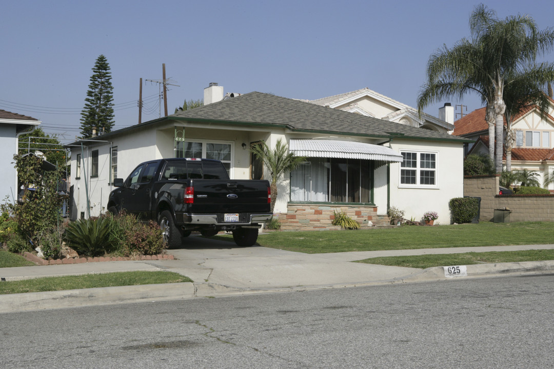 625-627 N 1st St in Montebello, CA - Building Photo