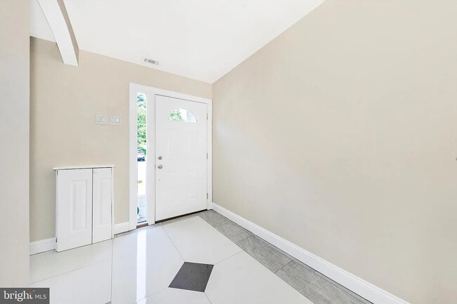 761 Cordell Way in Herndon, VA - Foto de edificio - Building Photo