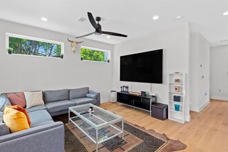 1023 E 45th St in Austin, TX - Building Photo - Building Photo