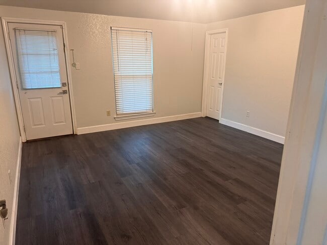 9277 Meandering Dr in North Richland Hills, TX - Foto de edificio - Building Photo