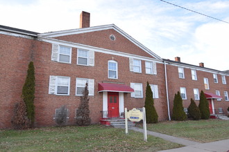 Shire Cove Apartments in East Cleveland, OH - Building Photo - Building Photo